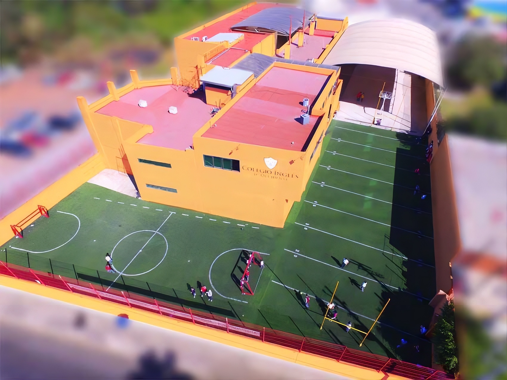 Familia conociendo el colegio